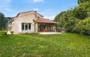 Maisons de vacances Nice Home In Avignon With Wifi, Private Swimming Pool And 4 Bedrooms : photos des chambres