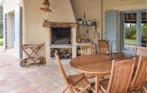 Maisons de vacances Nice Home In Avignon With Wifi, Private Swimming Pool And 4 Bedrooms : photos des chambres