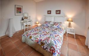 Maisons de vacances Nice Home In Avignon With Wifi, Private Swimming Pool And 4 Bedrooms : photos des chambres