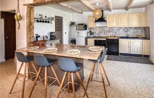 Maisons de vacances Beautiful Home In Lapalud With Private Swimming Pool, Can Be Inside Or Outside : photos des chambres
