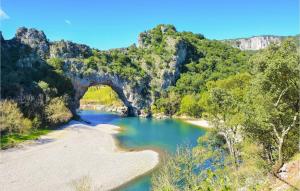 Maisons de vacances Amazing Home In Lapalud With Outdoor Swimming Pool, Wifi And Private Swimming Pool : photos des chambres