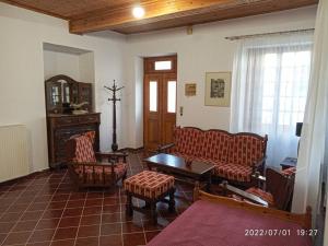 Archontiko Taxiarches Kymi Evia