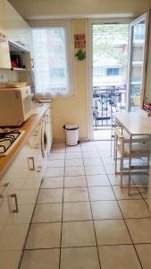 T2 full centre at 7 min from the beach