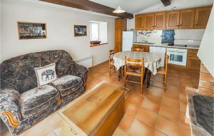 Maisons de vacances Cozy Home In Cabrerolles : photos des chambres