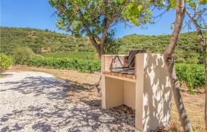 Maisons de vacances Cozy Home In Cabrerolles : photos des chambres
