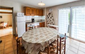 Maisons de vacances Cozy Home In Cabrerolles : photos des chambres