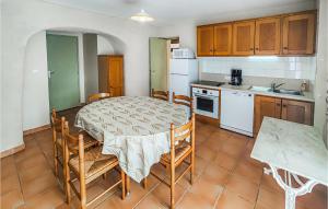 Maisons de vacances Cozy Home In Cabrerolles : photos des chambres