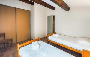 Maisons de vacances Cozy Home In Cabrerolles : photos des chambres