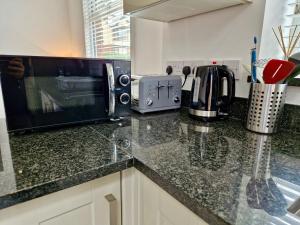 Incredible Private Roomswith Private Bathrooms in a Fully Serviced House next to City Centre with Free Parking