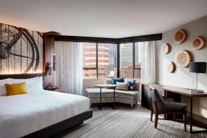 Guest room, 1 King, City view room in Portland Marriott Downtown Waterfront