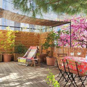 Little house with a large roof garden in the city center