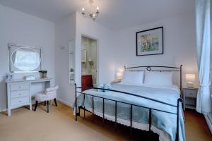 Deluxe Double Room with En-Suite Shower room in Regency Guest House