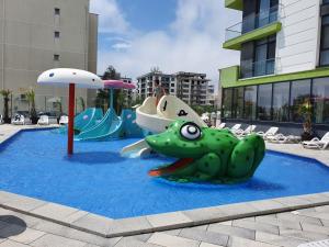 Marine Vibes - Pool & Spa Beach Resort