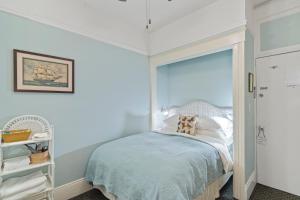 Double Room with Shared Bathroom room in Golden Gate Hotel