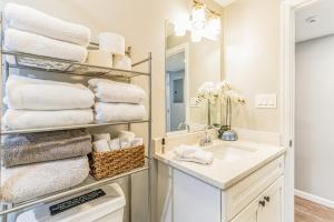 Shops, Dave and Busters and Convention Center across street! U1