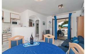 2 Bedroom Cozy Apartment In Supetar