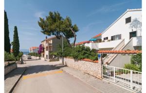 2 Bedroom Cozy Apartment In Supetar