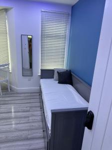 EAST LONDON APARTMENTS SELF check in