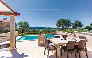 Two-Bedroom Holiday Home In Pomer - 4hvězdičkové hotely ve městě Pomer