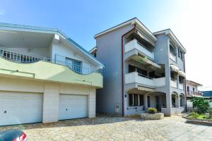 Family friendly apartments with a swimming pool Zadar - 16336 