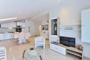 Family-friendly apartments with swimming pool Zadar - 16336