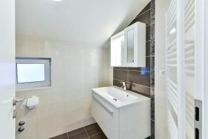 Family-friendly apartments with swimming pool Zadar - 16336