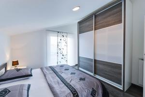 Family-friendly apartments with swimming pool Zadar - 16336