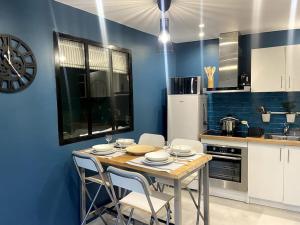 Appartements Maison Jardin et Parking Gratuit - 10 min de l'Aeroport - Metro 14 - ARRIVEE AUTONOME : photos des chambres