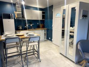 Appartements Maison Jardin et Parking Gratuit - 10 min de l'Aeroport - Metro 14 - ARRIVEE AUTONOME : photos des chambres