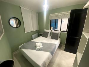 Appartements Maison Jardin et Parking Gratuit - 10 min de l'Aeroport - Metro 14 - ARRIVEE AUTONOME : photos des chambres