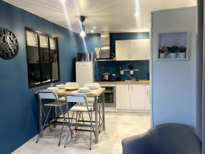 Appartements Maison Jardin et Parking Gratuit - 10 min de l'Aeroport - Metro 14 - ARRIVEE AUTONOME : photos des chambres
