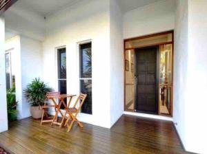 Sandstone Point Luxury 5 bedroom Home