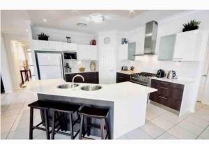 Sandstone Point Luxury 5 bedroom Home