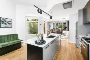 MANHATTAN STYLE 3 STORY LUXURY IN ST PETERS - Campbelltown