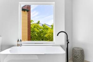 MANHATTAN STYLE 3 STORY LUXURY IN ST PETERS