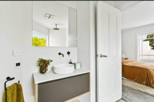 MANHATTAN STYLE 3 STORY LUXURY IN ST PETERS