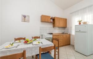 2 Bedroom Cozy Apartment In Potocnica