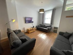 Hot Tub, Newly refurbished 4 bed, Dog friendly.