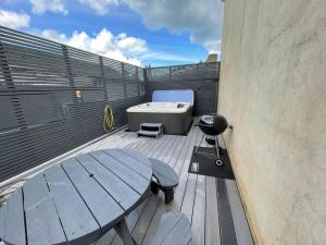 Hot Tub, Newly refurbished 4 bed, Dog friendly.