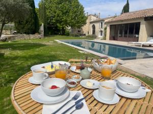 Maisons d'hotes MAS MILLESIME - Chambre double - petit dejeuner - piscine - Mas du XVIIIeme siecle proche Saint-Remy-de-Provence : photos des chambres