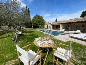 Maisons d'hotes MAS MILLESIME - Chambre double - petit dejeuner - piscine - Mas du XVIIIeme siecle proche Saint-Remy-de-Provence : photos des chambres