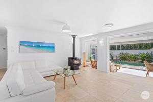Aquablue Holiday Home - Hot Spa & Pool - 2m Walk to Beaches
