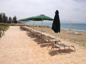 Villa Saraliana Sandy Beach Villas - Heated Pool - Jacuzzi - Private Beach Area