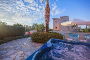 Villa Saraliana Sandy Beach Villas - Heated Pool - Jacuzzi - Private Beach Area