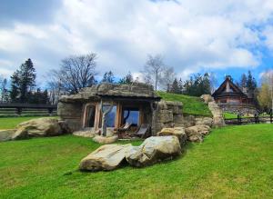 Osada Jaworzyny - Domek Hobbita z jaskinią SPA