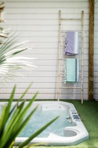 Maisons de vacances Villa Eden Bleu - Piscine et jacuzzi prive - Logement classe 4 etoiles : photos des chambres