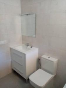 Casa Julio, bonita casa cómoda y espaciosa, totalmente reformada con terraza y jardin privado