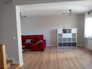 Casa Julio, bonita casa cómoda y espaciosa, totalmente reformada con terraza y jardin privado