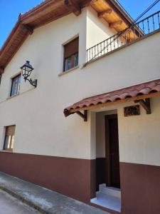 Casa Julio, bonita casa cómoda y espaciosa, totalmente reformada con terraza y jardin privado