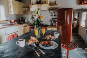 Secluded Thatched Cottage, near beaches & hill walking